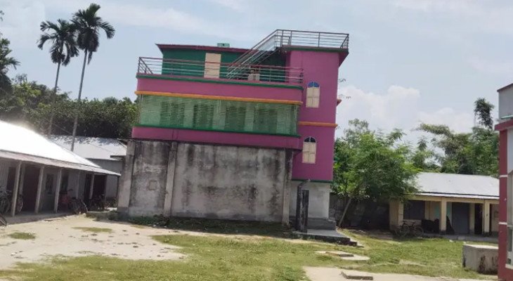 দলীয় কার্যালয়ের কথা বলে স্কুলের মাঝখানে আওয়ামী লীগ নেতার তিনতলা বাড়ি!